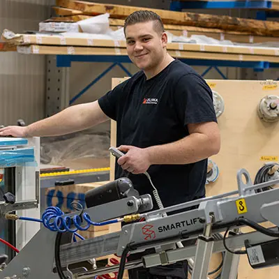 Mitarbeiter der Zelenka Brandschutztechnik GmbH in der Produktion für Brandschutzfenster aus Holz